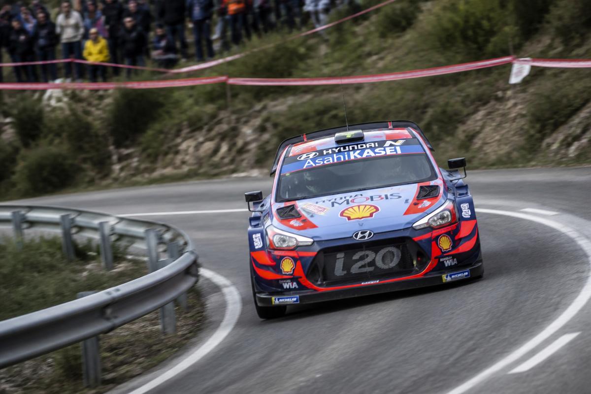 Coche de rallye en un tramo cronometrado de asfalto