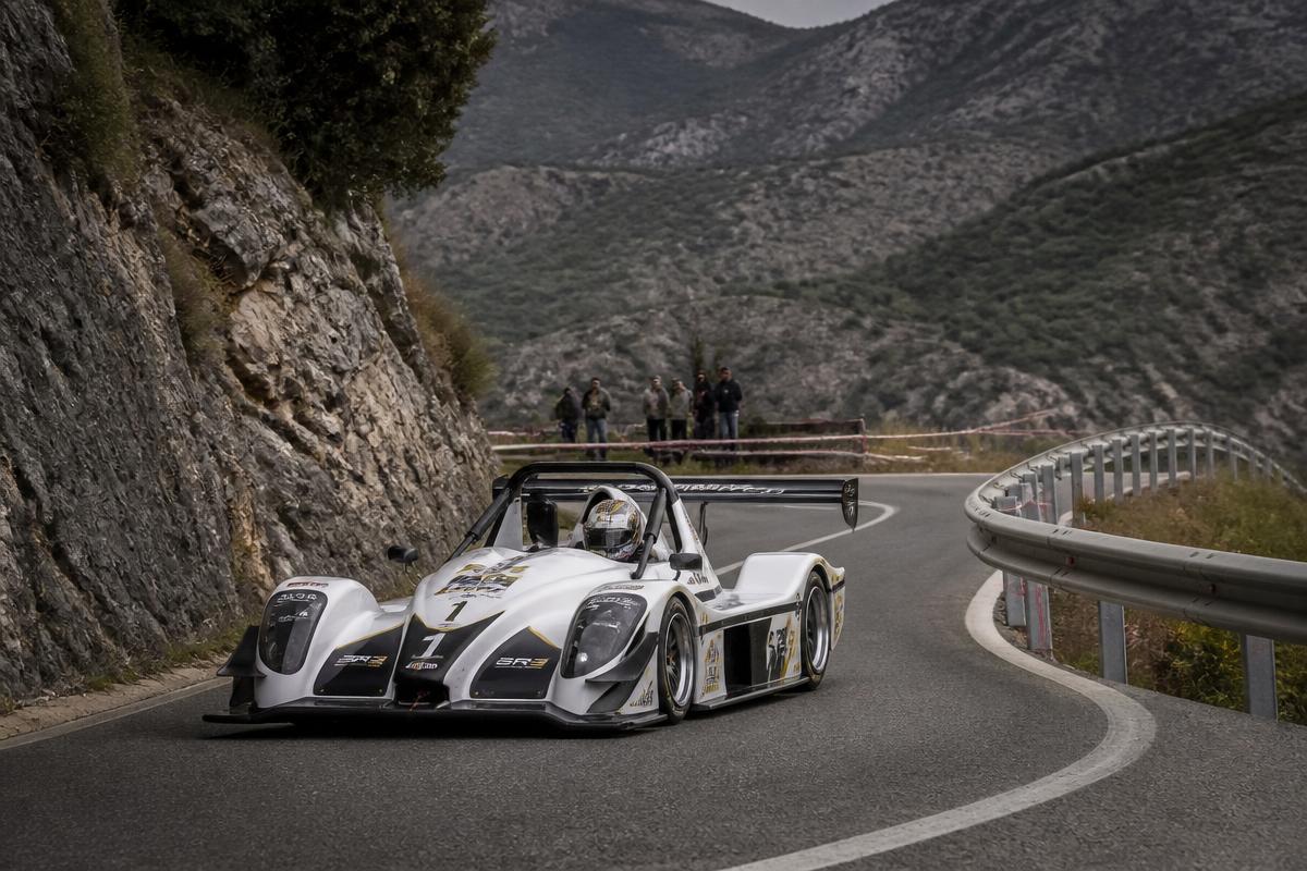 Coche de montaña subiendo una carretera de puerto